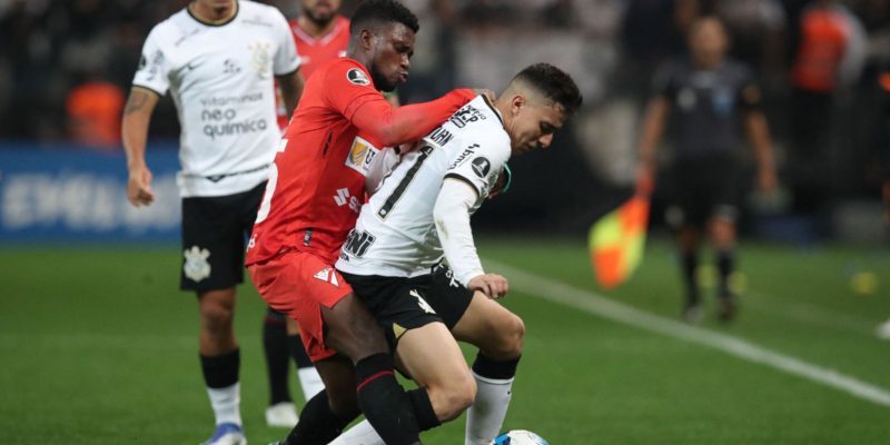 Corinthians empata em Itaquera para avançar na Libertadores
