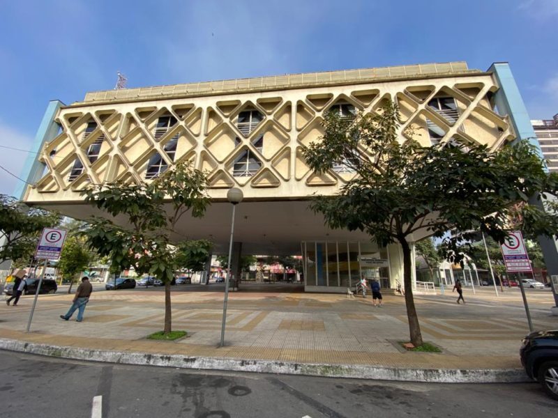 Embaixo da biblioteca AdZM0Z