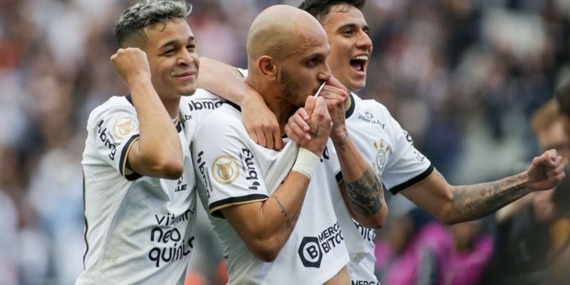 Corinthians vence Goiás e empata em pontos com líder Palmeiras