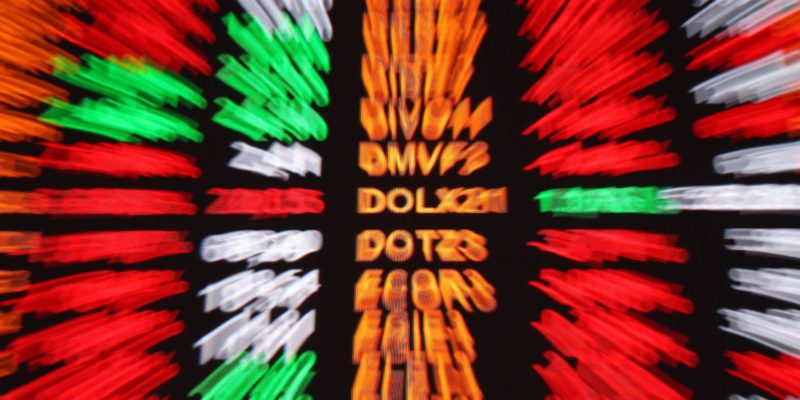 Bolsa de valores sobe 2,12% e recupera os 100 mil pontos