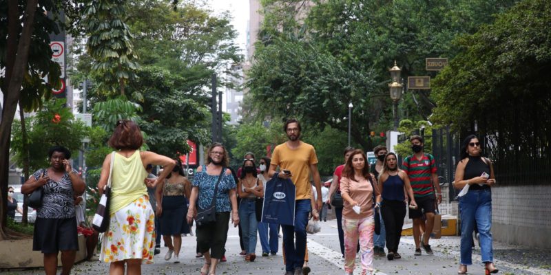 Quase 30% da população recebia menos de R$500 por mês em 2021, diz FGV