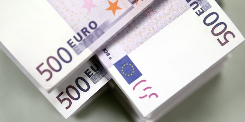 Déficit comercial da zona do euro quase dobra em abril