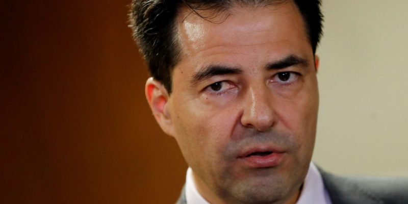 Ministro diz que governo não pode interferir nos preços da Petrobras