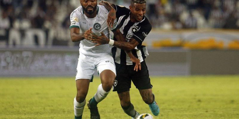 Pedro Raul decide e Goiás derrota Botafogo de virada no Brasileiro