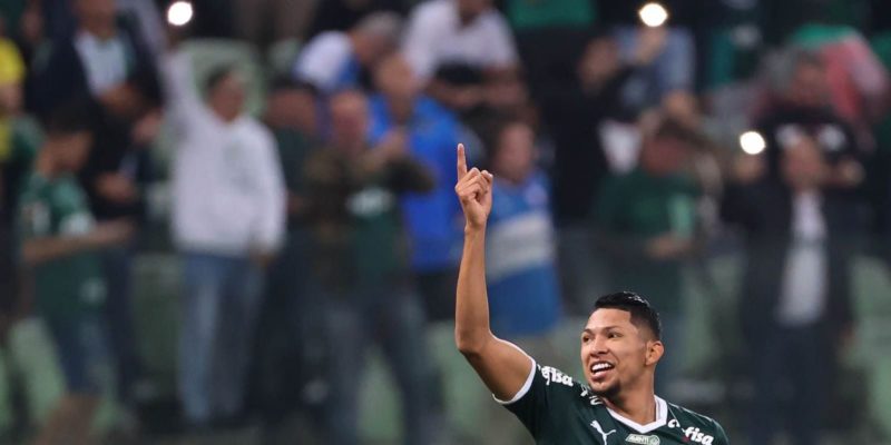 Palmeiras goleia Botafogo para assumir liderança do Brasileiro