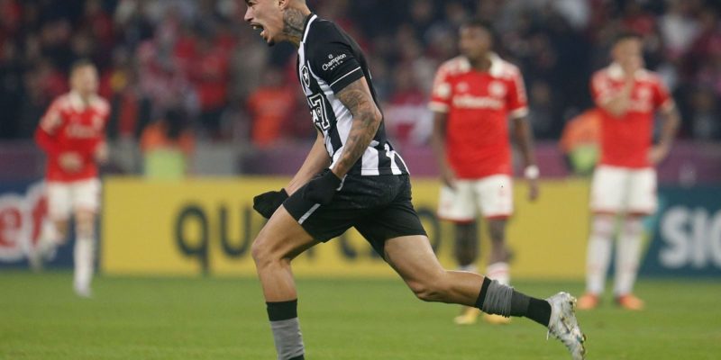 Botafogo arranca vitória sobre o Internacional no Brasileiro