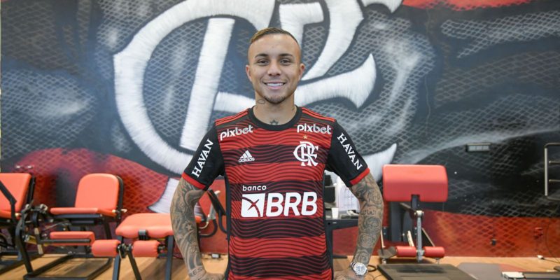 Flamengo anuncia saída de Isla e chegada de Everton Cebolinha