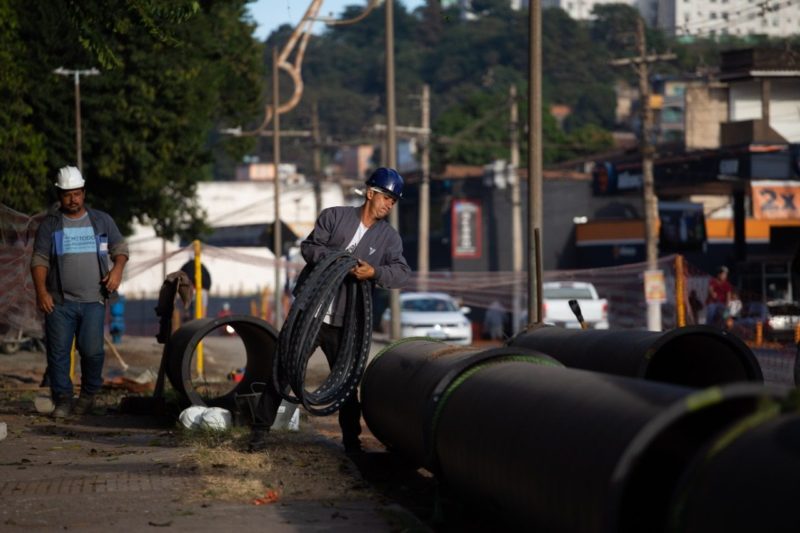 Beira-Rio: troca de rede de água avança até o bairro Vila Mury, em Volta Redonda