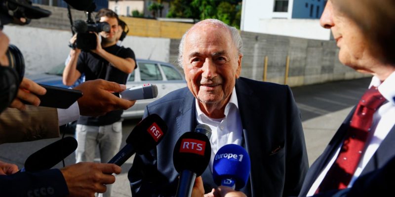Blatter diz que pagamento de Platini foi "acordo de cavalheiros"