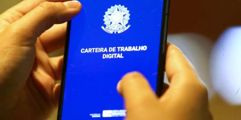 IBGE: desemprego cai para 9,8%; rendimento fica estável