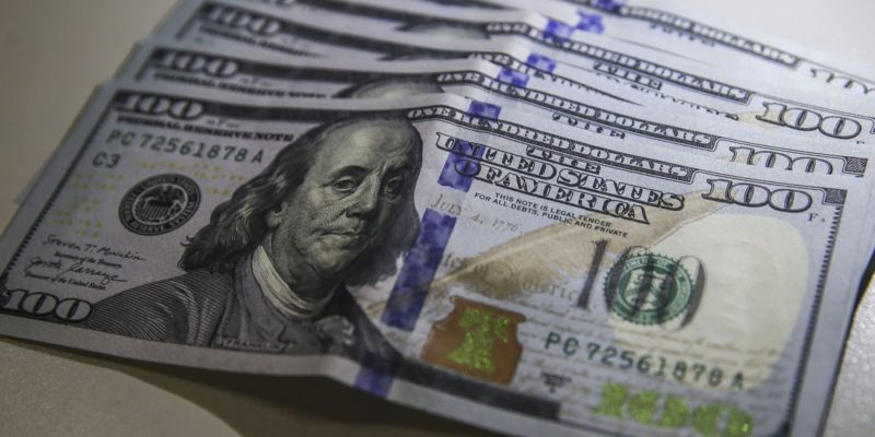 Dólar sobe para R$ 5,25 e tem quarta semana seguida de alta