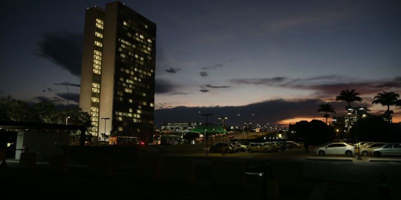 Votação da PEC para aliviar alta dos combustíveis é adiada