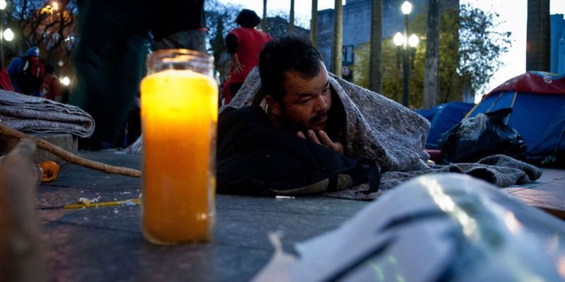 Frio leva pessoas em situação de rua a se abrigar no Metrô de SP