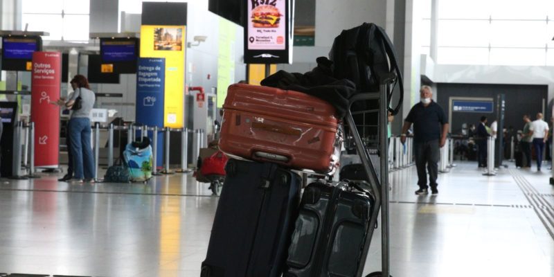 Presidente veta retorno do despacho gratuito de bagagem em avião