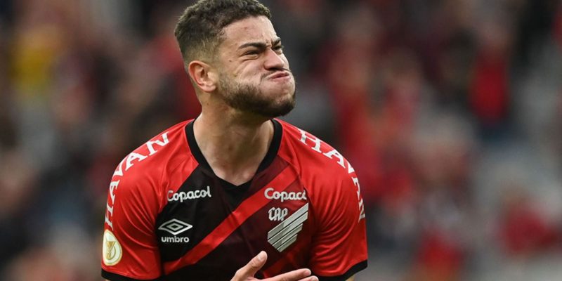 Athletico-PR supera Bragantino e sobe para 3º lugar no Brasileirão