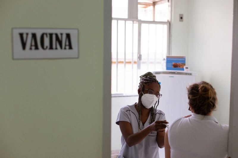 Volta Redonda oferece vacinação contra meningite C para profissionais de saúde