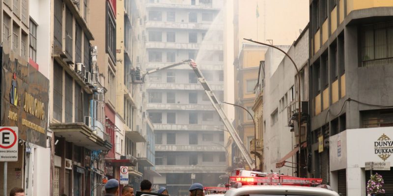 Edifício que pegou fogo no centro de São Paulo será demolido