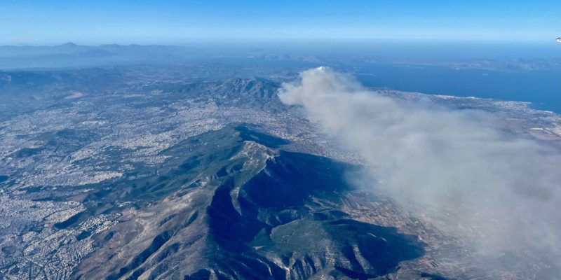 Incêndio florestal avança perto de Atenas e ameaça residências