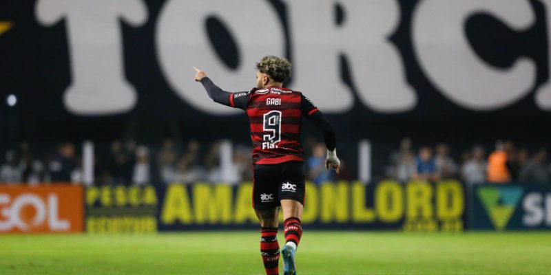 Gabriel decide e Flamengo derrota Santos na Vila Belmiro