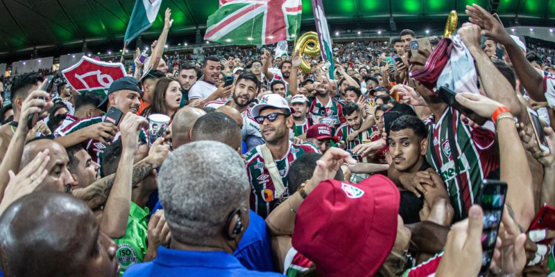 Fred se despede do futebol com vitória e nos braços da torcida