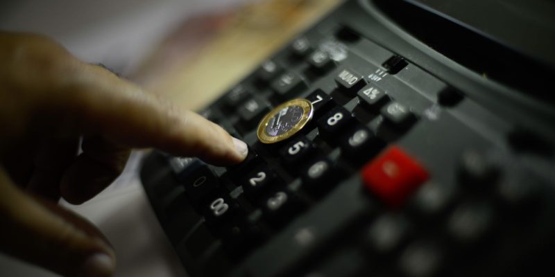 Atividade econômica recua 0,44% em abril, segundo Banco Central