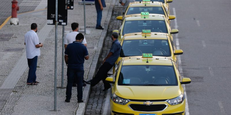 Governo pede a prefeituras cadastro de taxistas para pagar benefício
