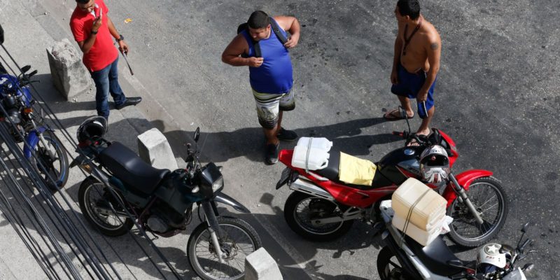 RJ: ação que mira motos sem placas autua 80% dos condutores abordados