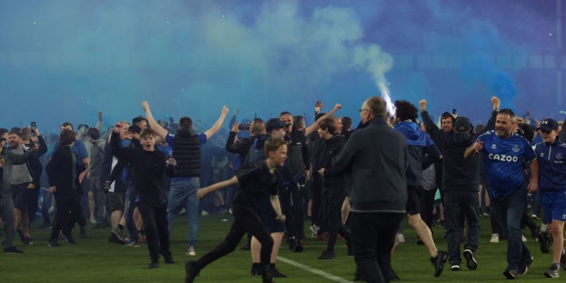 Futebol inglês estabelece sanções duras contra pirotecnia e invasões