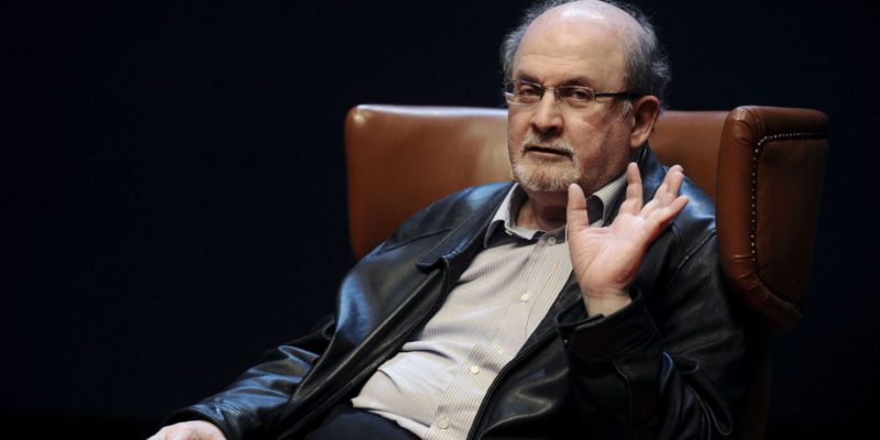 Salman Rushdie está ligado a respirador e incapaz de falar