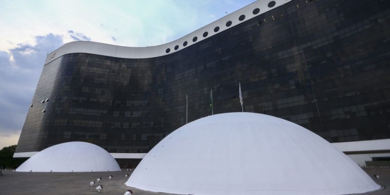 Ministro do TSE manda tirar do ar publicações de Damares sobre Lula