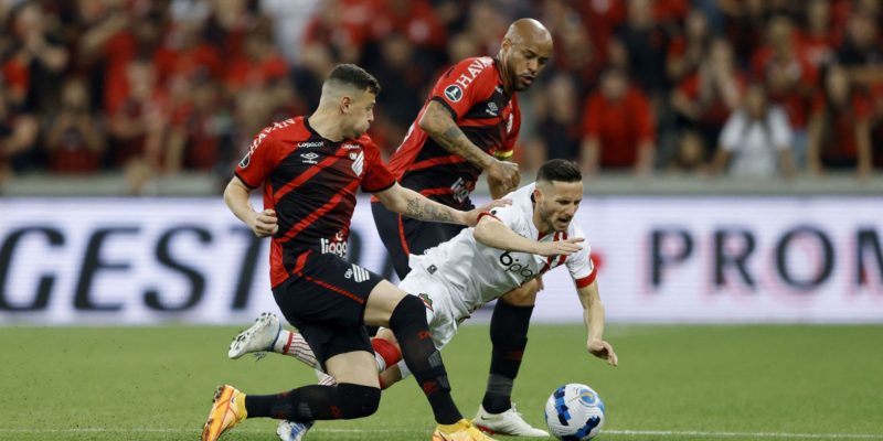 Jogando na Arena da Baixada, Athletico-PR empata com Estudiantes