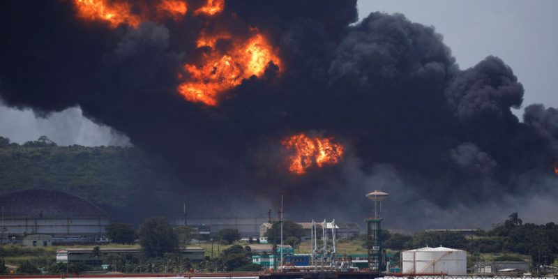Cuba tenta controlar maior incêndio da história em tanque de petróleo
