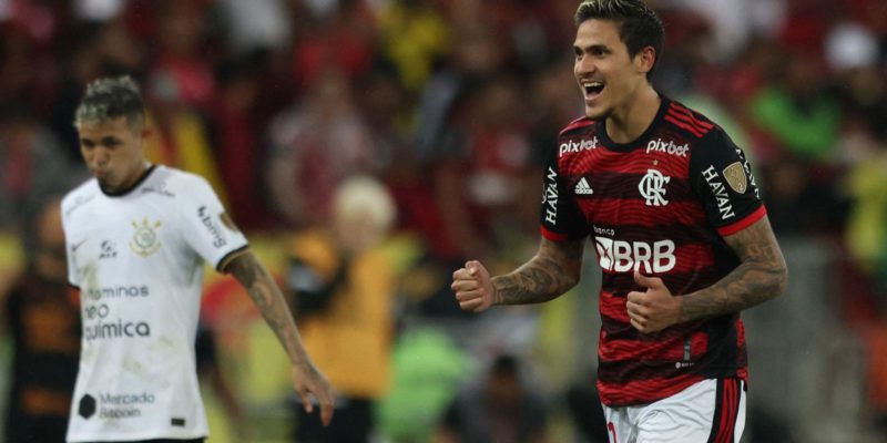 Flamengo volta a derrotar Corinthians e avança na Libertadores