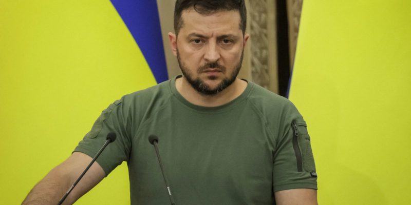 Zelenskiy faz apelo mundial para forçar saída da Rússia de usina