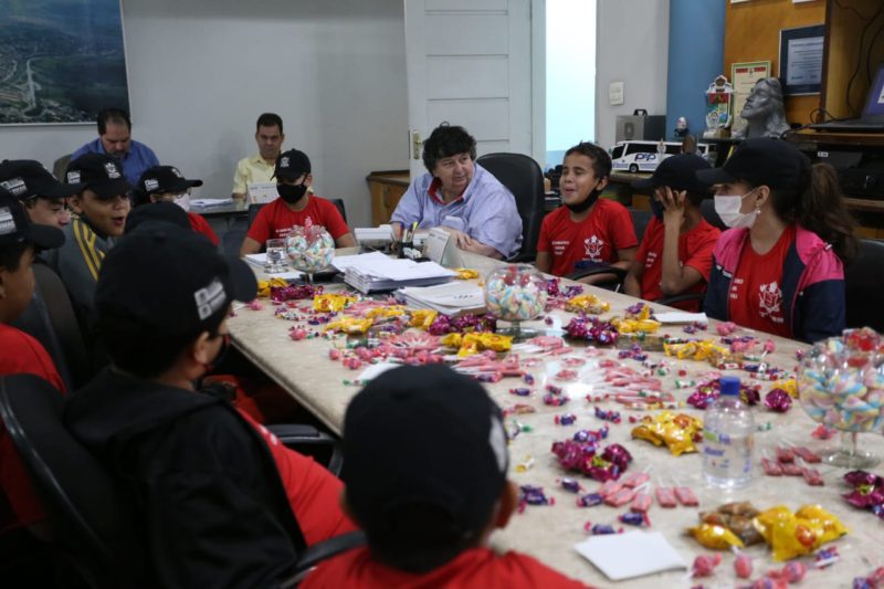 Volta Redonda: Neto recebe a visita de crianças do projeto Bombeiro Mirim
