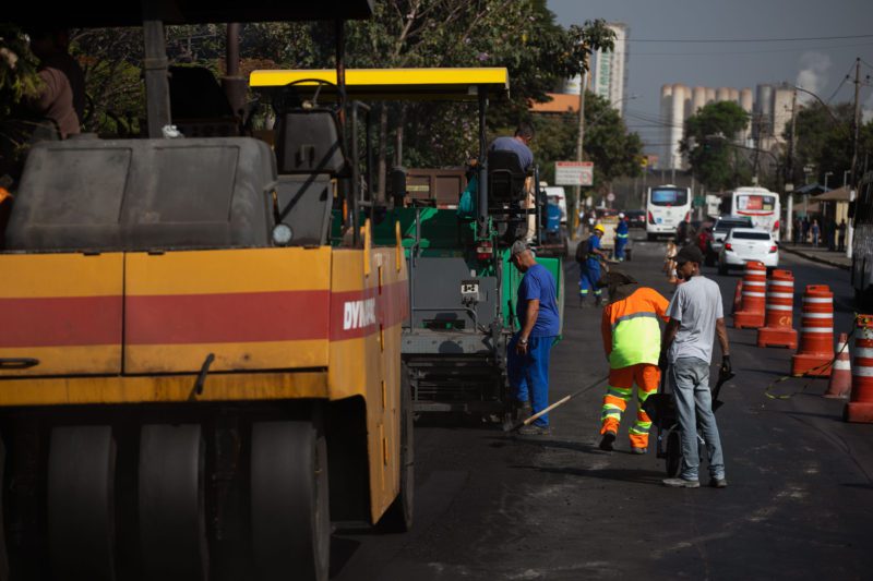 Obras de asfaltamento avançam em três bairros de Volta Redonda