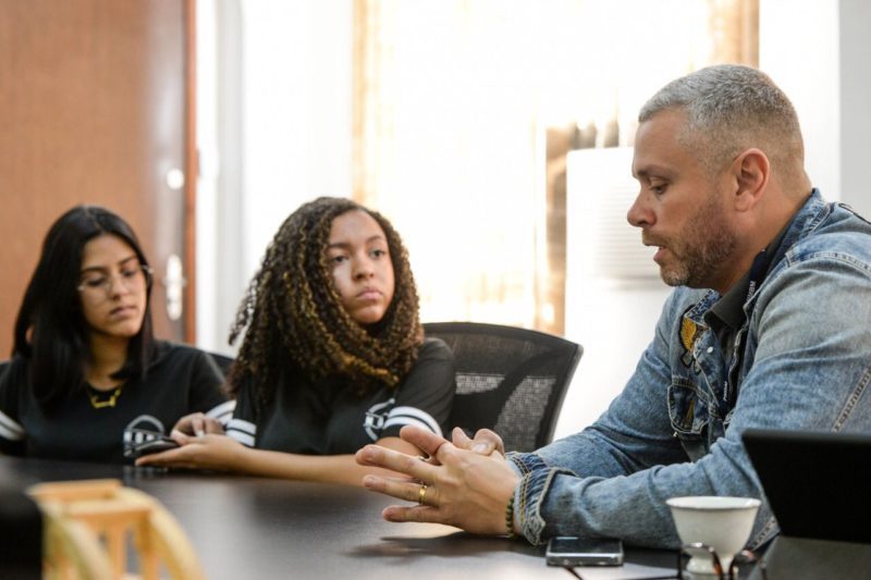 Reporteres por um dia alunos entrevistam o prefeito Rodrigo Drable Felipe Vieira 3