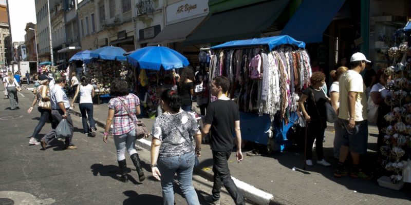 Quase metade dos brasileiros fazem bico para completar renda