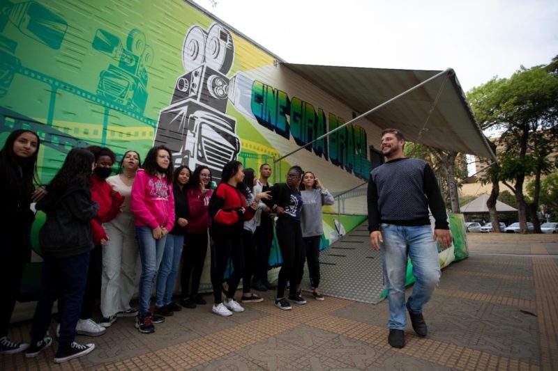 Estudantes de Volta Redonda participam de ‘cinema itinerante’ na Praça Brasil