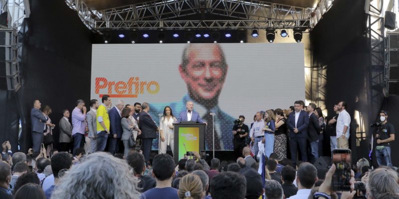Ciro Gomes registra candidatura à presidência no TSE