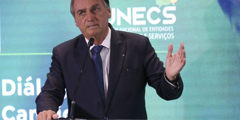 Bolsonaro diz que reajustará salário de servidores em 2023