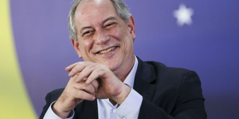 Presidenciável Ciro Gomes faz caminhada pela zona leste de São Paulo
