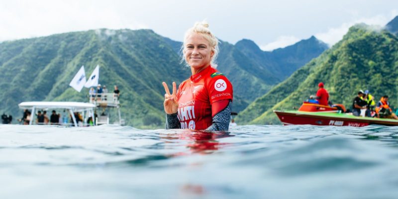 Tati Weston-Webb vira bateria no Taiti e assegura vaga no WSL Finals