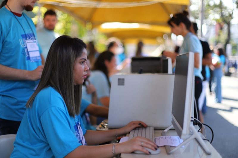 Ação social atrai pessoas de todas as idades para a Praça Brasil em Volta Redonda