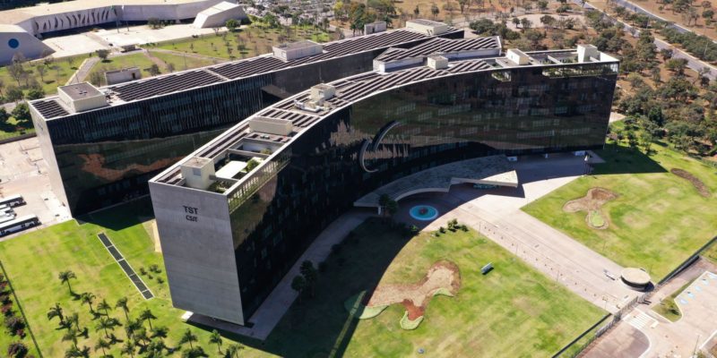 TST confirma indenização a gerente presa por produtos vencidos 