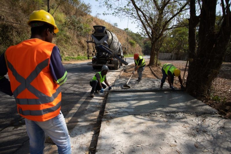 Trecho entre Voldac e Santa Cruz ganha calçada, ciclovia e lâmpadas de LED, em Volta Redonda