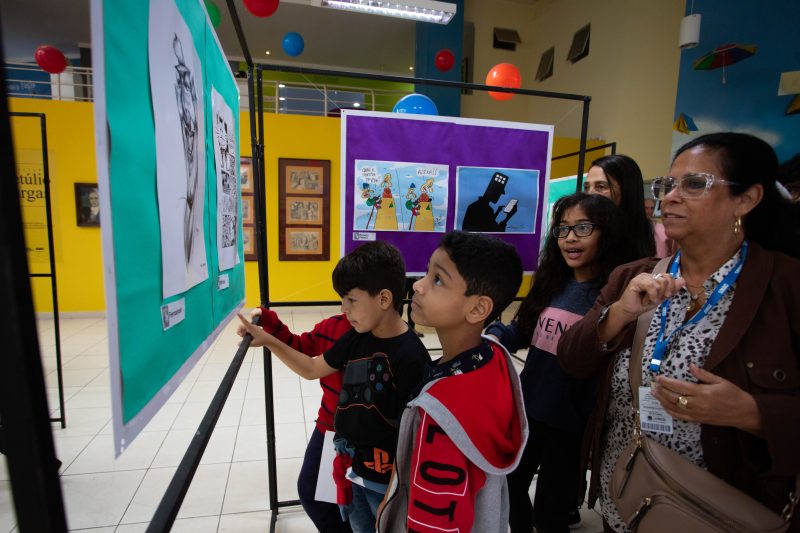 Alunos dos Cras de Volta Redonda visitam exposição ‘Dá um like no humor’ na Biblioteca Municipal