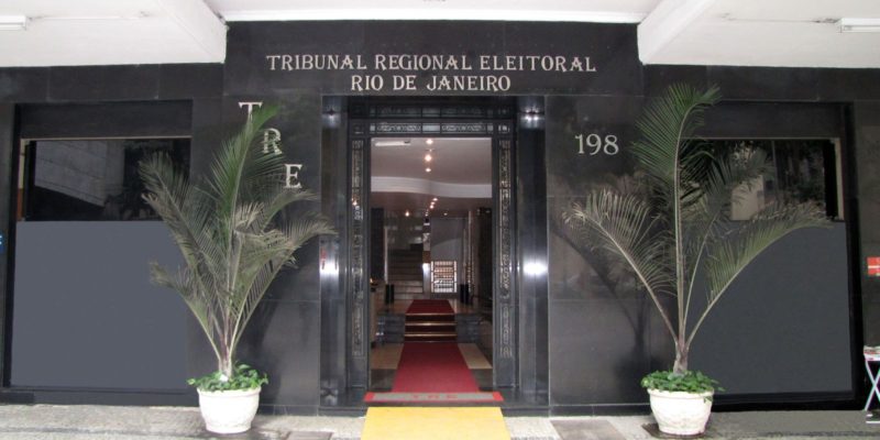 TRE-RJ nega candidaturas de Witzel e Garotinho