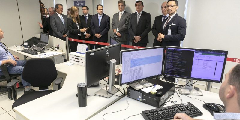 Presidente do TSE apresenta sala de totalização de votos