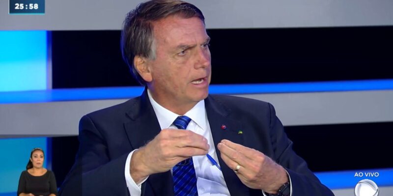 Bolsonaro diz que não houve atraso na vacinação contra covid-19
